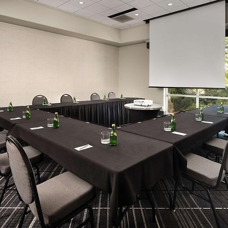 Hilton Charlotte Airport Hotel Экстерьер фото