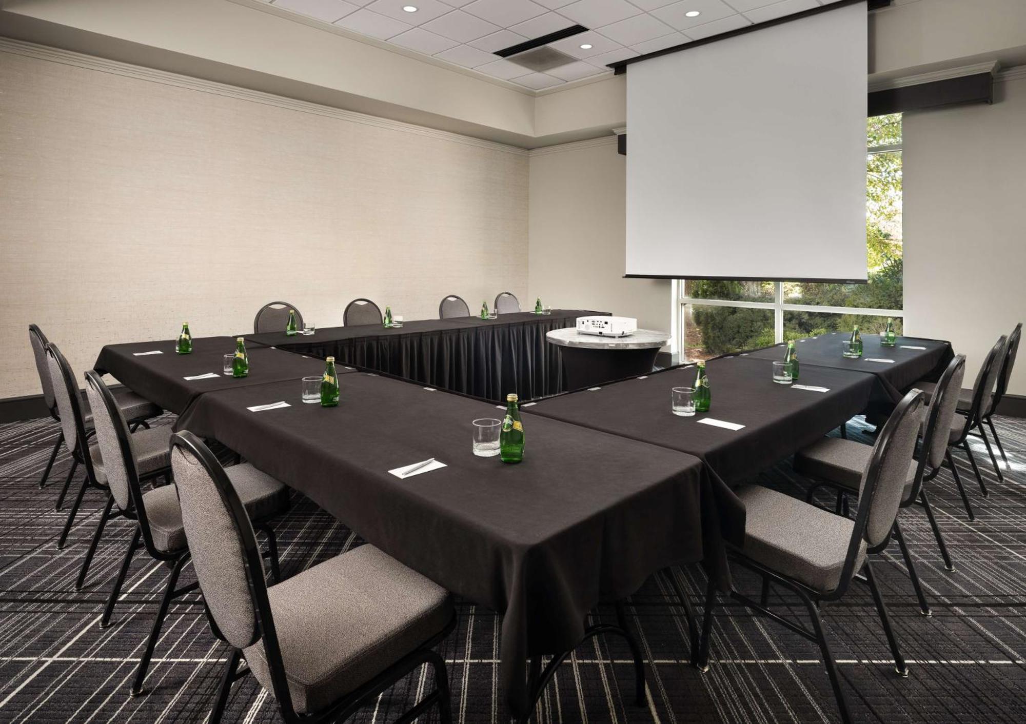 Hilton Charlotte Airport Hotel Экстерьер фото