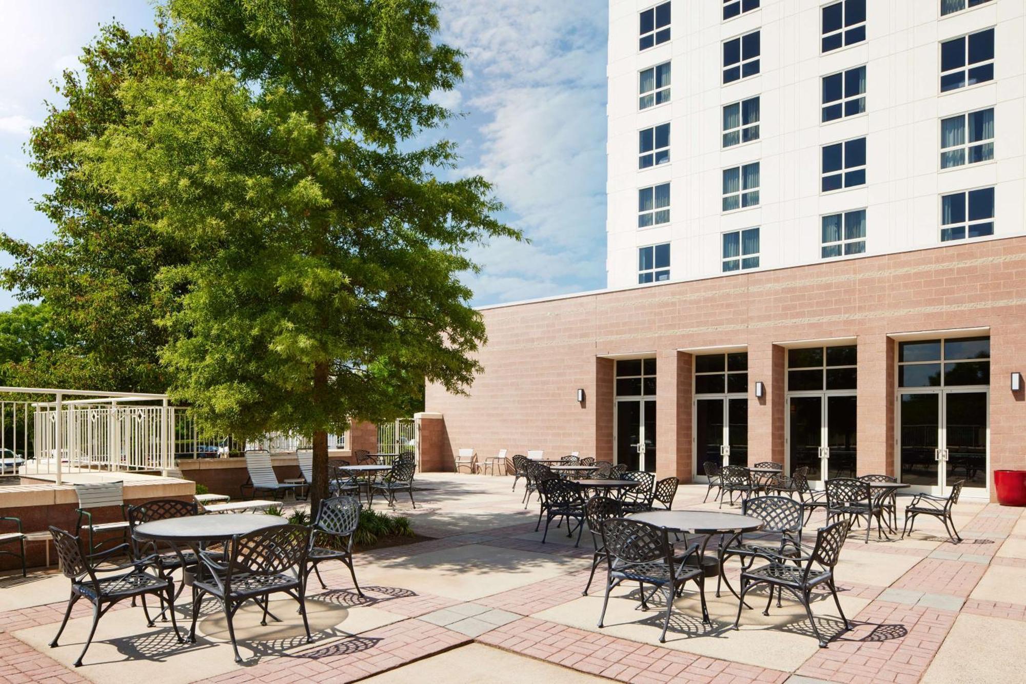 Hilton Charlotte Airport Hotel Экстерьер фото